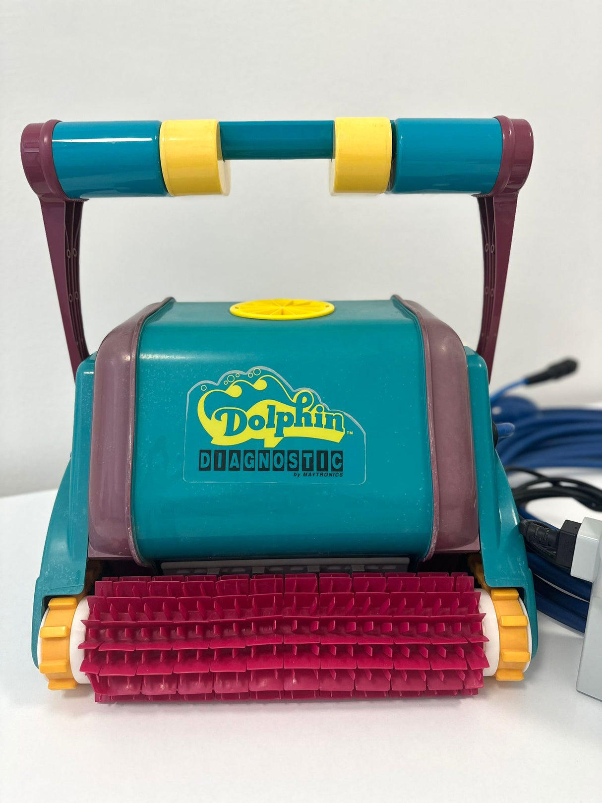 Dolphin Diagnostic 2001 Digital ricondizionato, robot piscina con spazzole rosse su sfondo bianco.