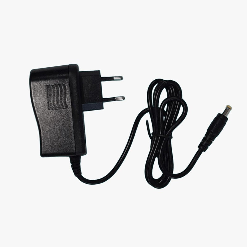 Caricabatterie di ricambio per aspiratore piscina Kokido EV75/EV90/EV105 su sfondo bianco.