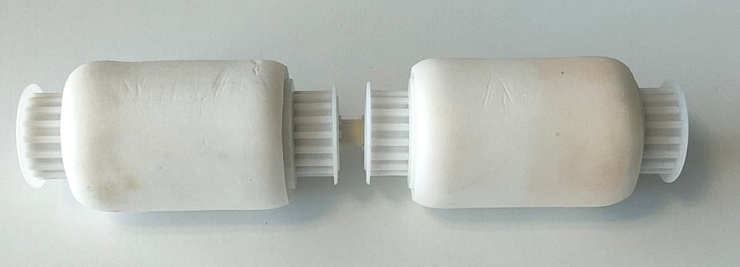 2 Spazzole Wonder Kanebo PVA Corte Assemblate su Rullo con Pulegge per Rivestimenti in Mosaico / Piastrelle / Vetroresina o PVC con Gradino Perimetrale di Sicurezza per Robot Pulitori Piscina Maytronics Dolphin dotati di Rulli Corti / 99955233 - USATO