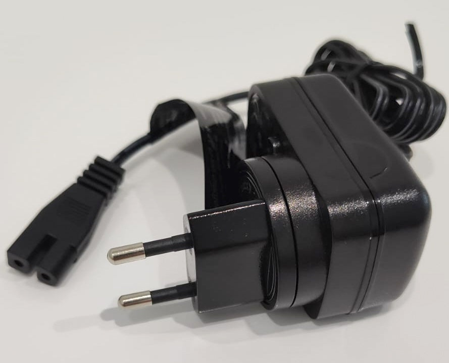 Caricabatterie nero per WaterTech Poolblaster IVAC 250, FX4 e CatFish su sfondo bianco.