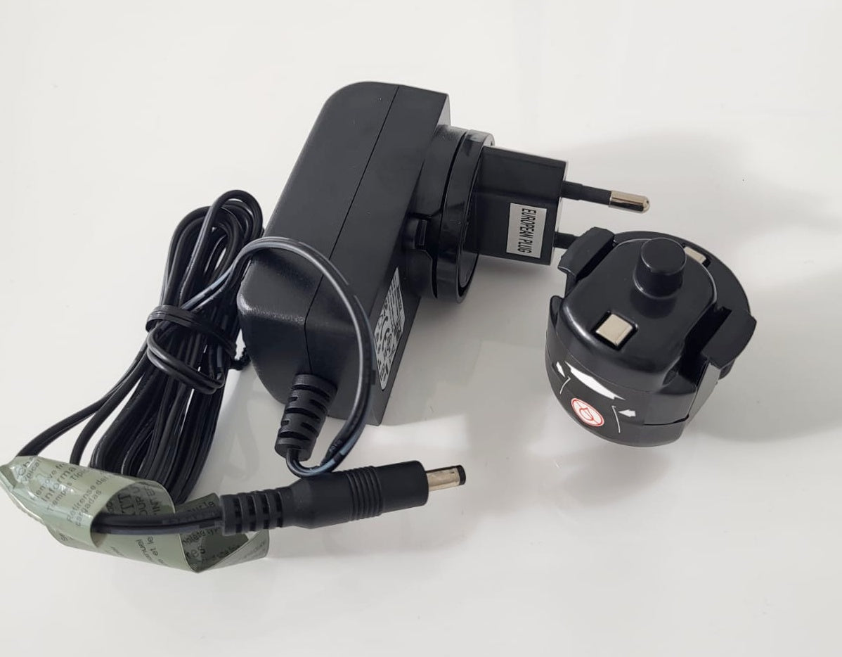 Caricabatterie nero per WaterTech Poolblaster IVAC 350, FX8 e Max Li su sfondo bianco.