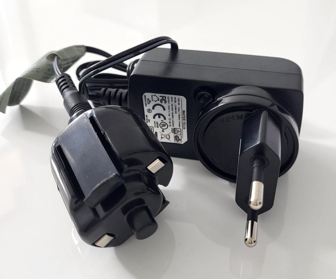 Caricabatterie nero per WaterTech Poolblaster IVAC 350, FX8, Max Li su superficie bianca.