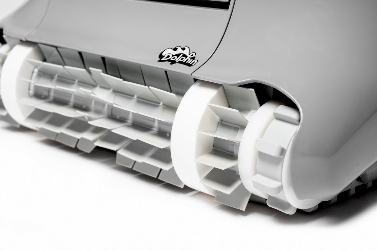 Dolphin Zenit 15 Digital, dettaglio spazzole e ruote, robot pulitore piscina.