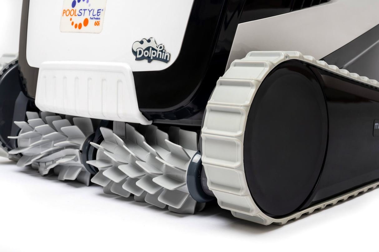 Robot piscina Dolphin Poolstyle 60i con spazzole e cingoli grigi, vista ravvicinata laterale.