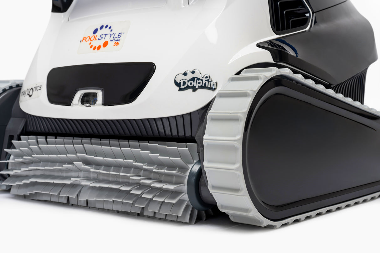 Robot piscina Dolphin Poolstyle 50i con spazzole e cingoli, vista laterale ravvicinata.