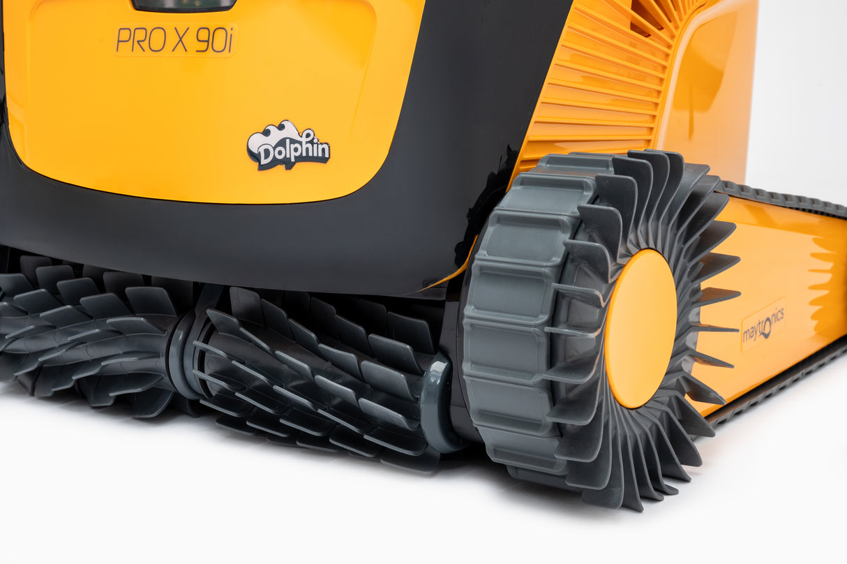Robot piscina Dolphin PROX 90i, dettagli cingoli e spazzole, colore arancione e nero.