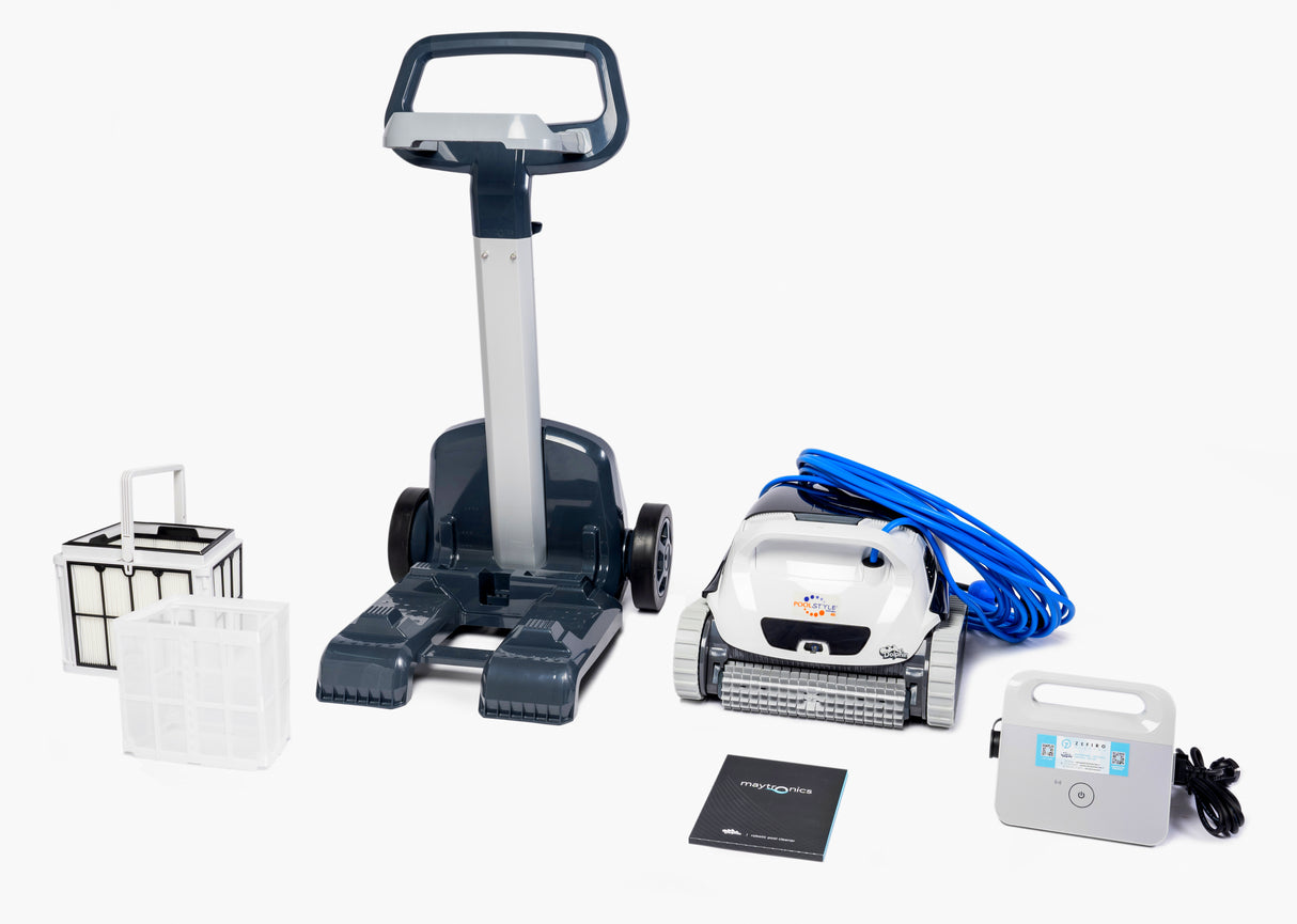 Robot piscina Dolphin Poolstyle 40i con cavo blu, carrello, filtro e unità di controllo su sfondo bianco.