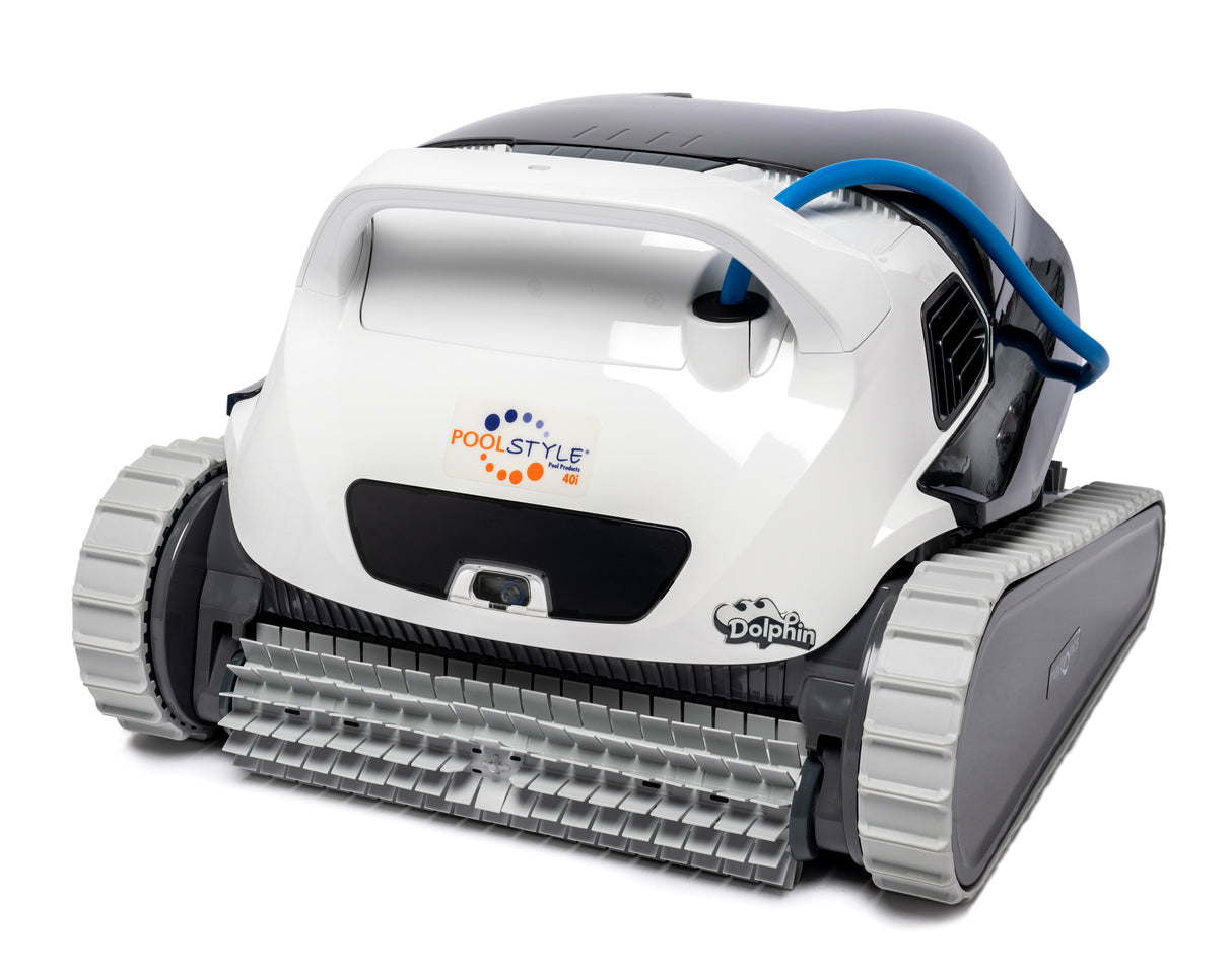 Robot piscina Dolphin Poolstyle 40i su fondo bianco, con cingoli grigi e cavo blu.