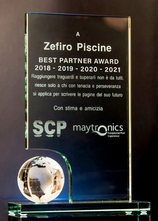 Targa trasparente con globo, premio Best Partner Award 2018-2021 a Zefiro Piscine da SCP e Maytronics.