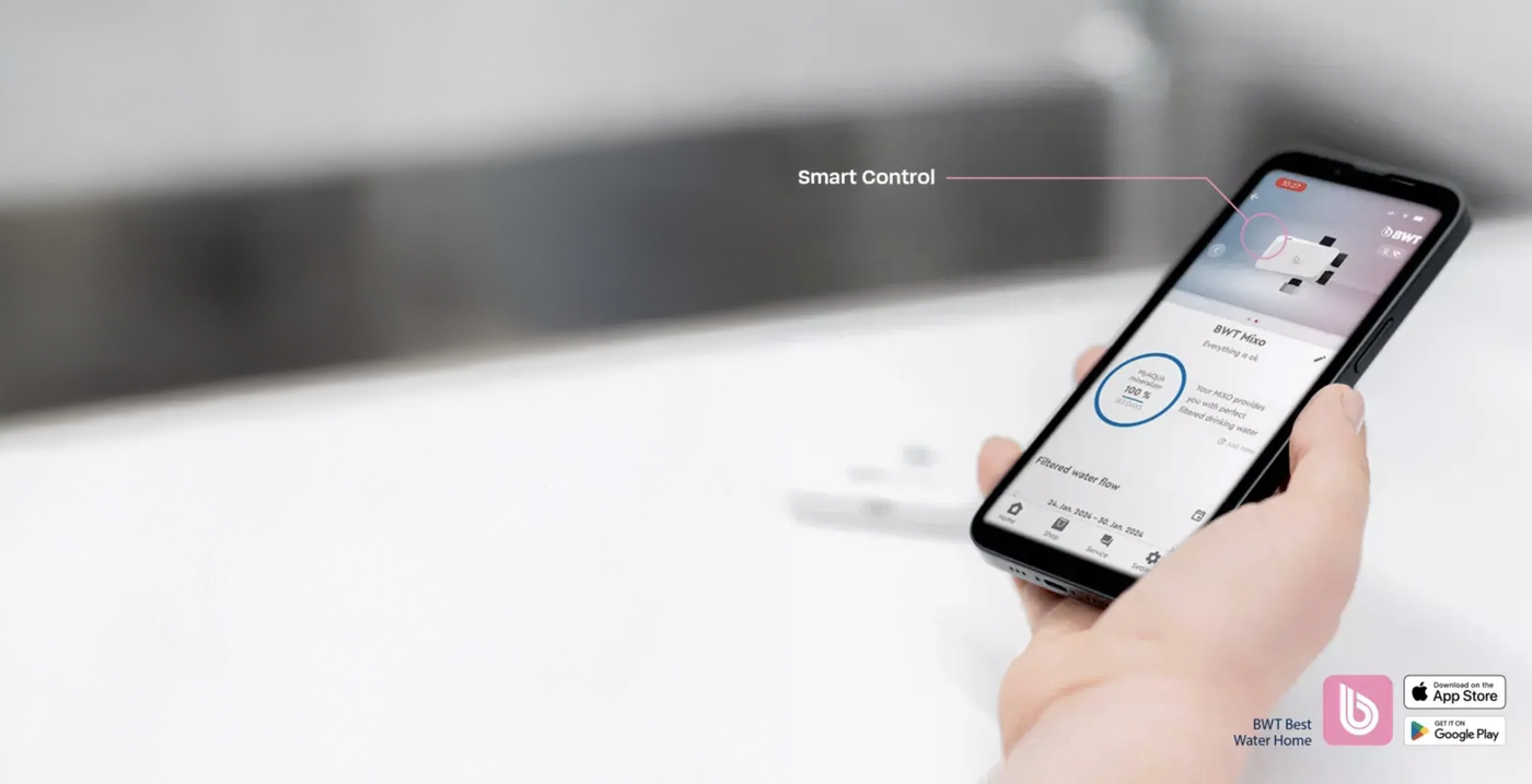 Smartphone con app di controllo per piscina, mostra grafici e dati di gestione dell'acqua.