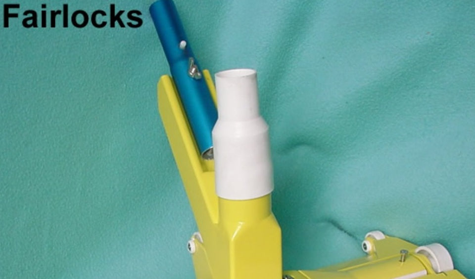 Adattatore giallo per asta telescopica aspirafango Fairlocks su sfondo verde.