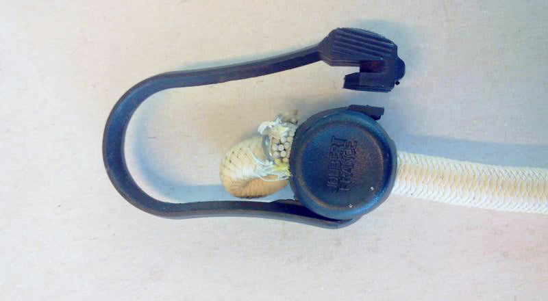 Corda elastica beige con clip a morsetto per telo di copertura piscina.