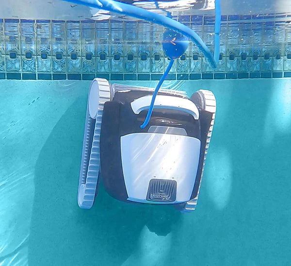 Dolphin My Zefiro Plus Digital in azione sul fondo di una piscina, cavo blu collegato.