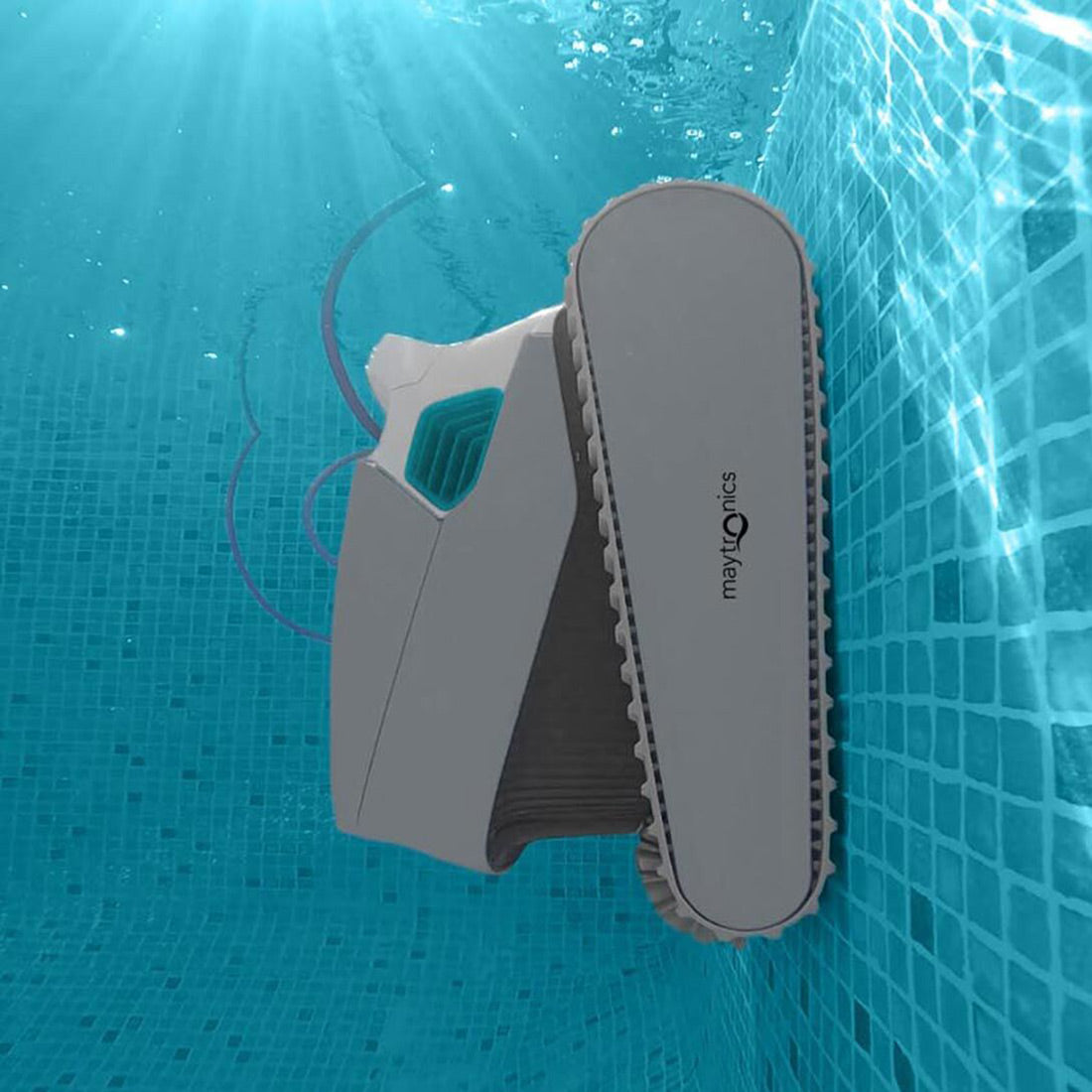 Robot piscina Dolphin SX 40i su parete, immersione in acqua.
