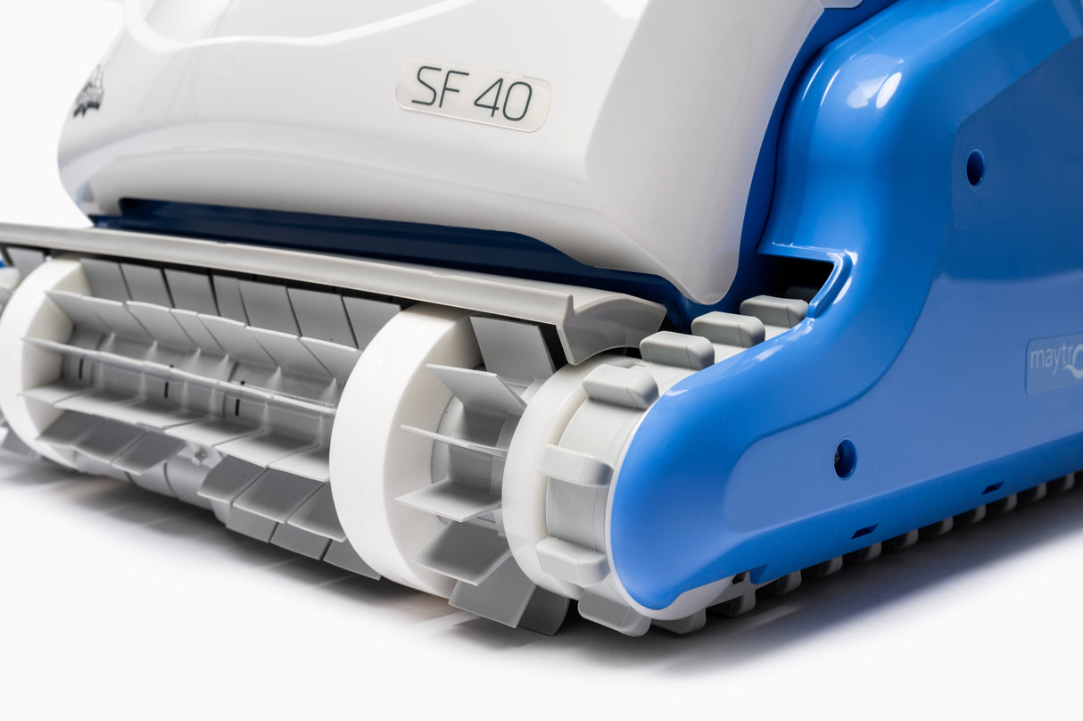 Dolphin ZEFIRO SF40 robot piscina, dettagli rulli e design blu e bianco, vista ravvicinata.