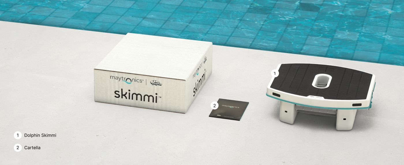 Scatola e dispositivo Dolphin Skimmi vicino a una piscina, con cartella informativa.