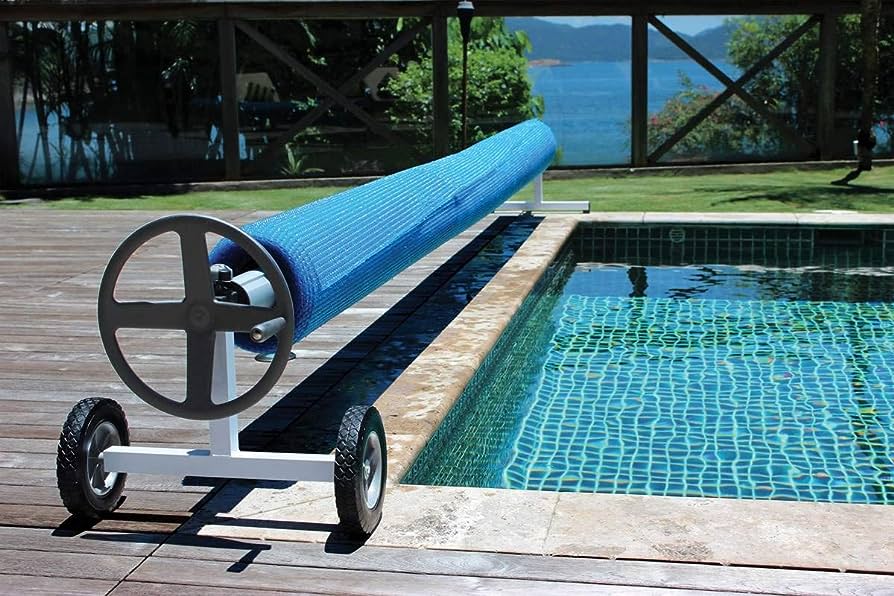 Rullo avvolgitore telescopico Kokido KALU a bordo piscina con telo isotermico blu.