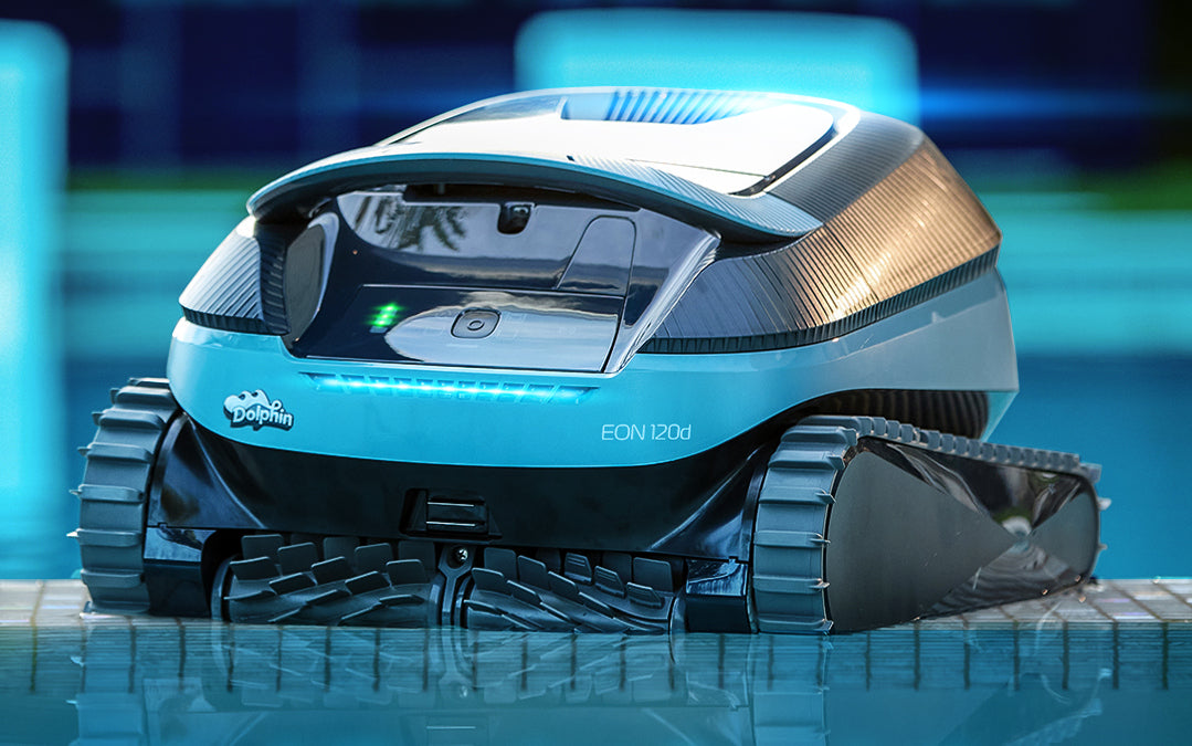 Robot piscina Dolphin Eon 100i cordless su bordo piscina, design moderno e cingoli robusti.