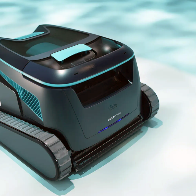 Robot piscina Dolphin Liberty 600i su bordo piscina, design moderno, cingoli grigi, senza fili.