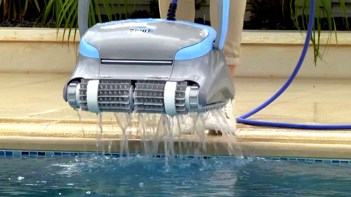 Robot piscina Dolphin Zenit 20i in azione al bordo piscina, con acqua che scorre dalle spazzole.