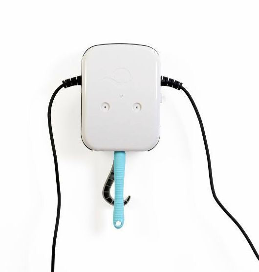 Stand contenitore a muro per accessori robot piscina Maytronics Dolphin, con cavi e manico visibili.