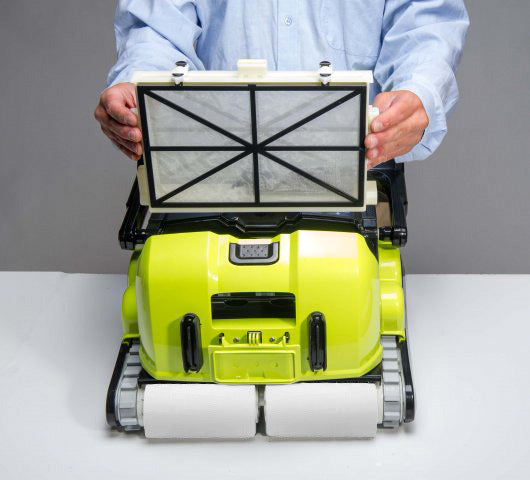 Robot piscina Dolphin Supreme M5, vista frontale con filtro aperto, su superficie bianca.