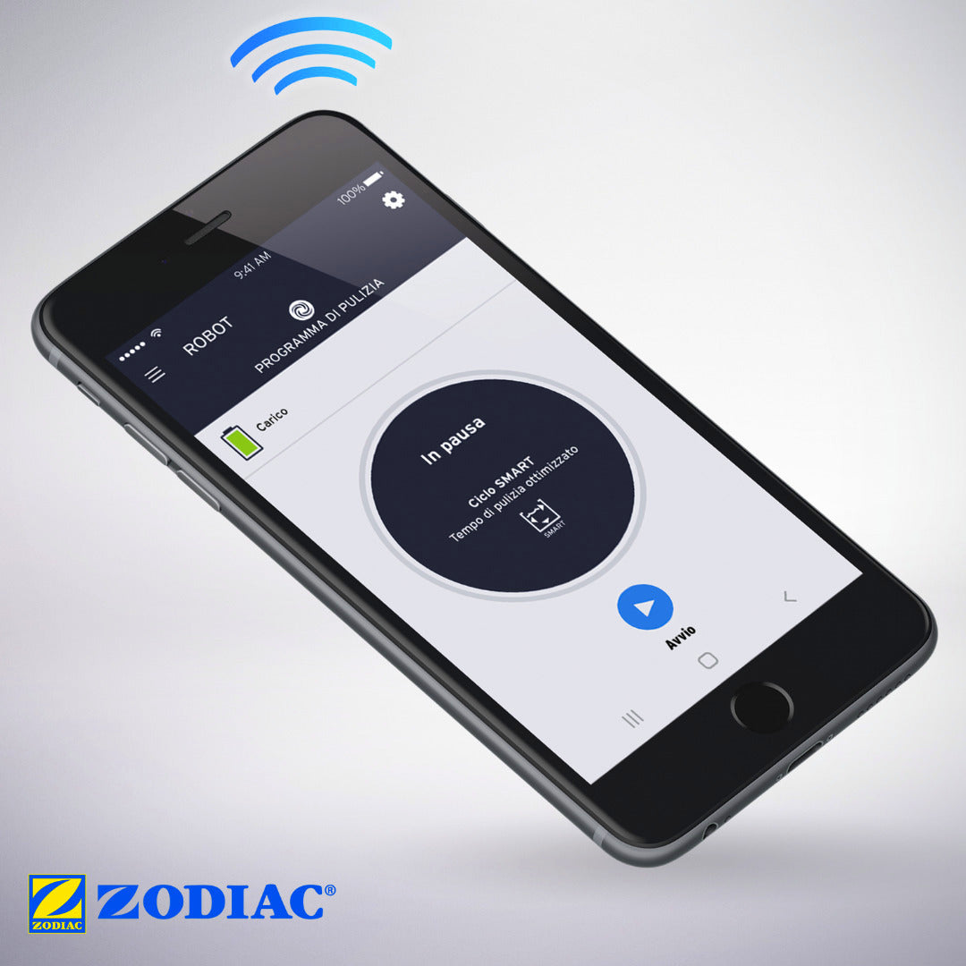 Smartphone con app Zodiac Freedom OF 42 iQ per controllo robot piscina, mostra stato di pulizia in pausa.