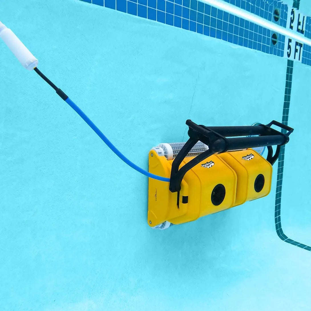 Robot piscina Dolphin Dynamic 2X2 Pro Gyro su parete, immersione, cavo blu collegato.