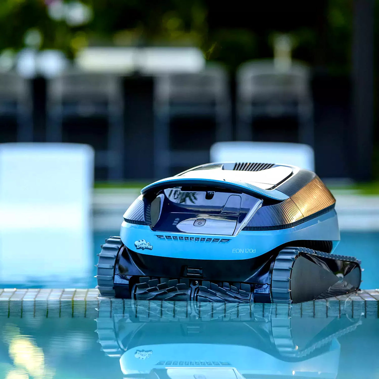 Robot piscina Dolphin Eon 100i cordless sul bordo di una piscina, pronto per la pulizia.