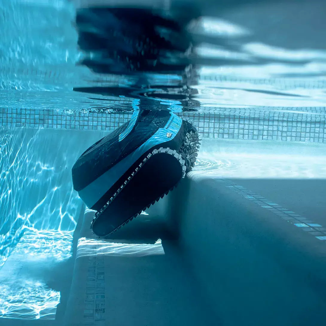 Robot piscina Dolphin Eon 100i in azione sott'acqua su gradino piscina.