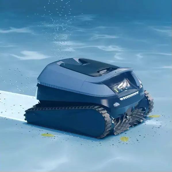 Robot piscina Dolphin Eon 100i cordless in azione sott'acqua, con foglie sul fondo.