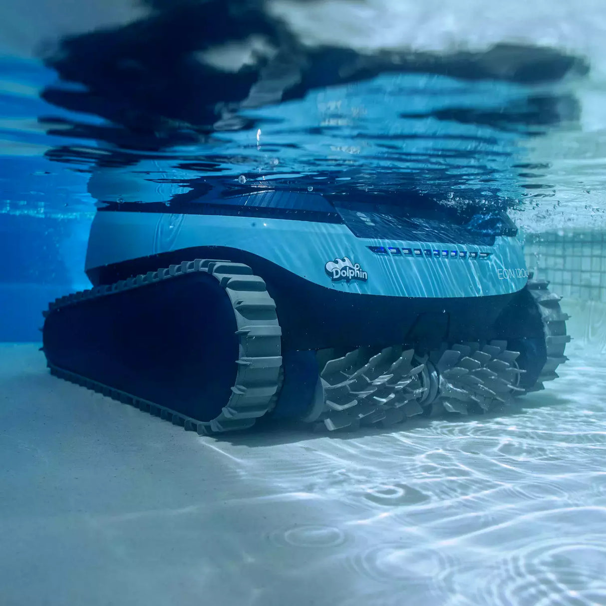 Robot piscina Dolphin Eon 100i sott'acqua, in funzione sul fondo di una piscina.