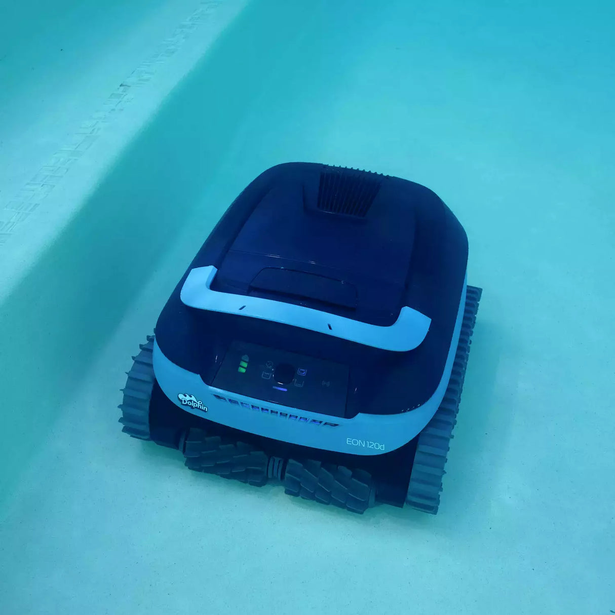 Robot piscina Dolphin Eon 100i in azione sul fondo di una piscina, senza fili, colore blu scuro.