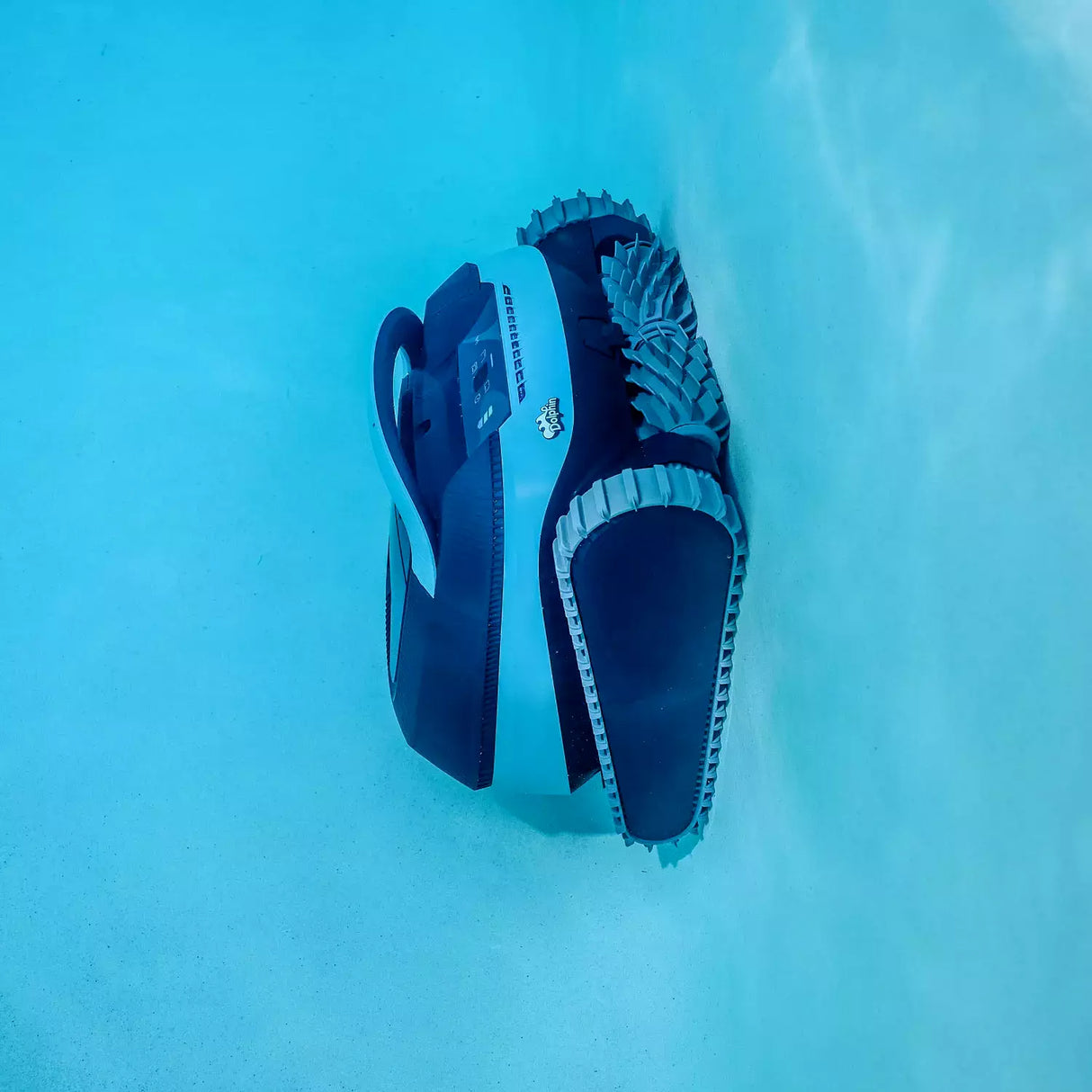 Robot piscina Dolphin Eon 100i in azione sott'acqua, aderisce alla parete della piscina.