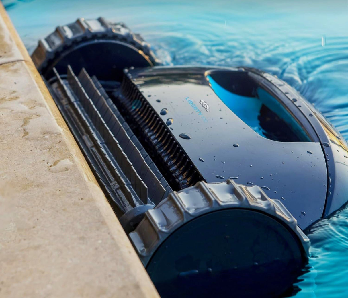 Robot piscina Dolphin EON 120 in azione sul bordo, pulendo fondo e pareti.