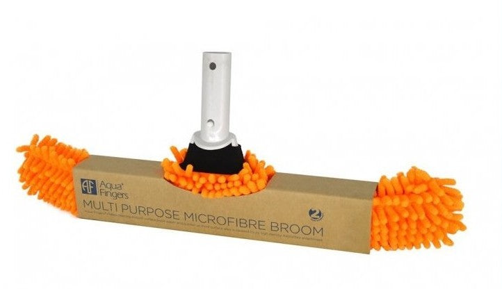 Spazzola in microfibra arancione Aqua Fingers per piscine idromassaggio e spa, su confezione di cartone.