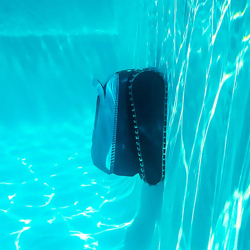 Robot piscina Dolphin Eon 100i in azione sott'acqua, aderente alla parete della piscina.