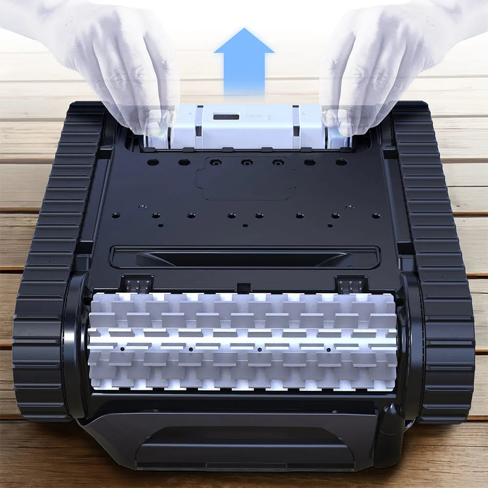 Robot piscina Zodiac Freedom OF 42 iQ, vista inferiore su tavola di legno, mani rimuovono batteria.