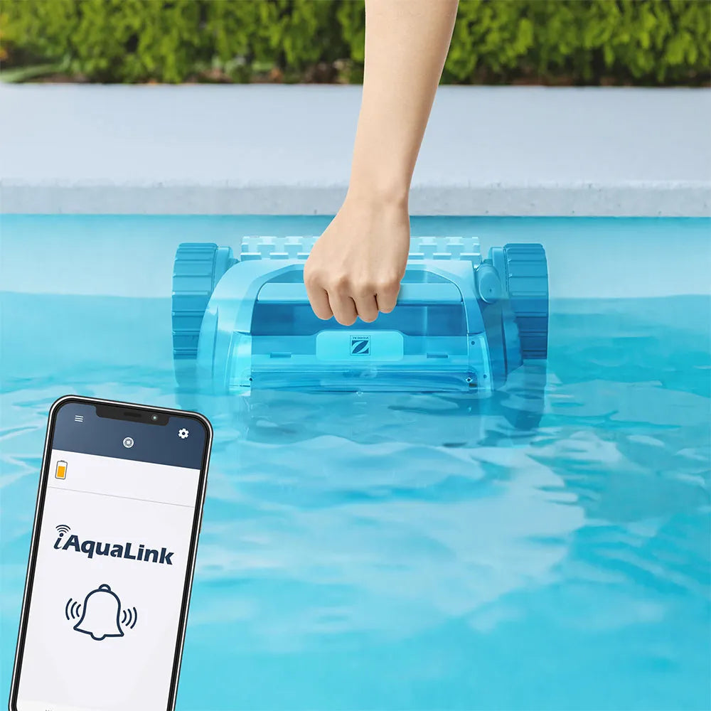 Robot piscina Zodiac Freedom OF 42 iQ in acqua, mano lo solleva. Smartphone con app iAquaLink.