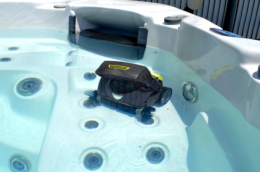 Zodiac SPABOT OS 0800 in azione in una vasca idromassaggio, senza fili e a batteria.