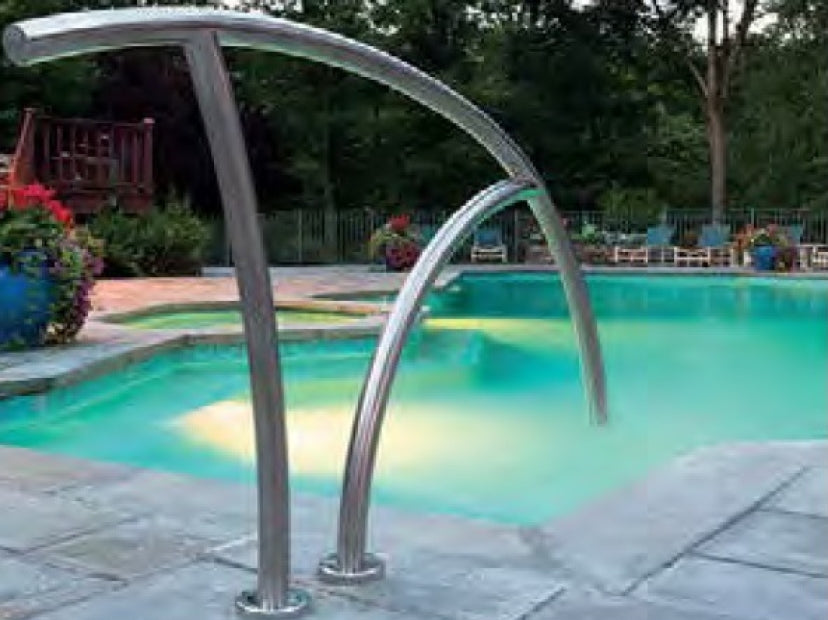passamano-curvato-elegante-in-acciaio-inox-aisi-316-per-piscina-spa