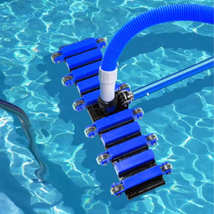 Aspirafango professionale blu per piscina, Linea Super Pro, in azione nell'acqua.