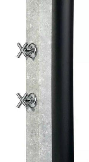 Doccia solare in acciaio bianco con rubinetti cromati, capacità 30 litri.