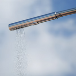 Doccia piscina in acciaio inox lucido con getto d'acqua, cielo azzurro sullo sfondo.