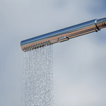 Doccia piscina in acciaio inox AISI 304L lucido con getto d'acqua, modello Flexinox Orana.