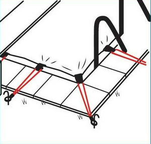 Corda elastica beige con clip a morsetto per fissare il telo di copertura invernale su piscina.