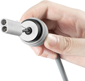 Cavo galleggiante 17m con connettori a 2 pin per robot piscina Hayward in mano.