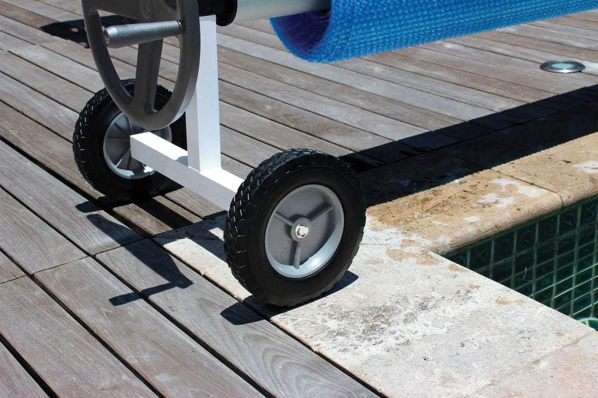 Rullo avvolgitore telescopico Kokido KALU su bordo piscina in legno con copertura blu.