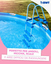 Scala blu per piscina fuori terra con erba sullo sfondo, marchio BWT in alto a destra.