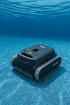 Robot piscina BWT ES Echo cordless in azione sul fondo di una piscina.